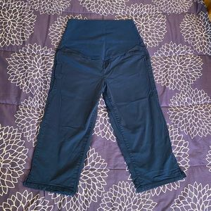 Maternity capris with belly panel